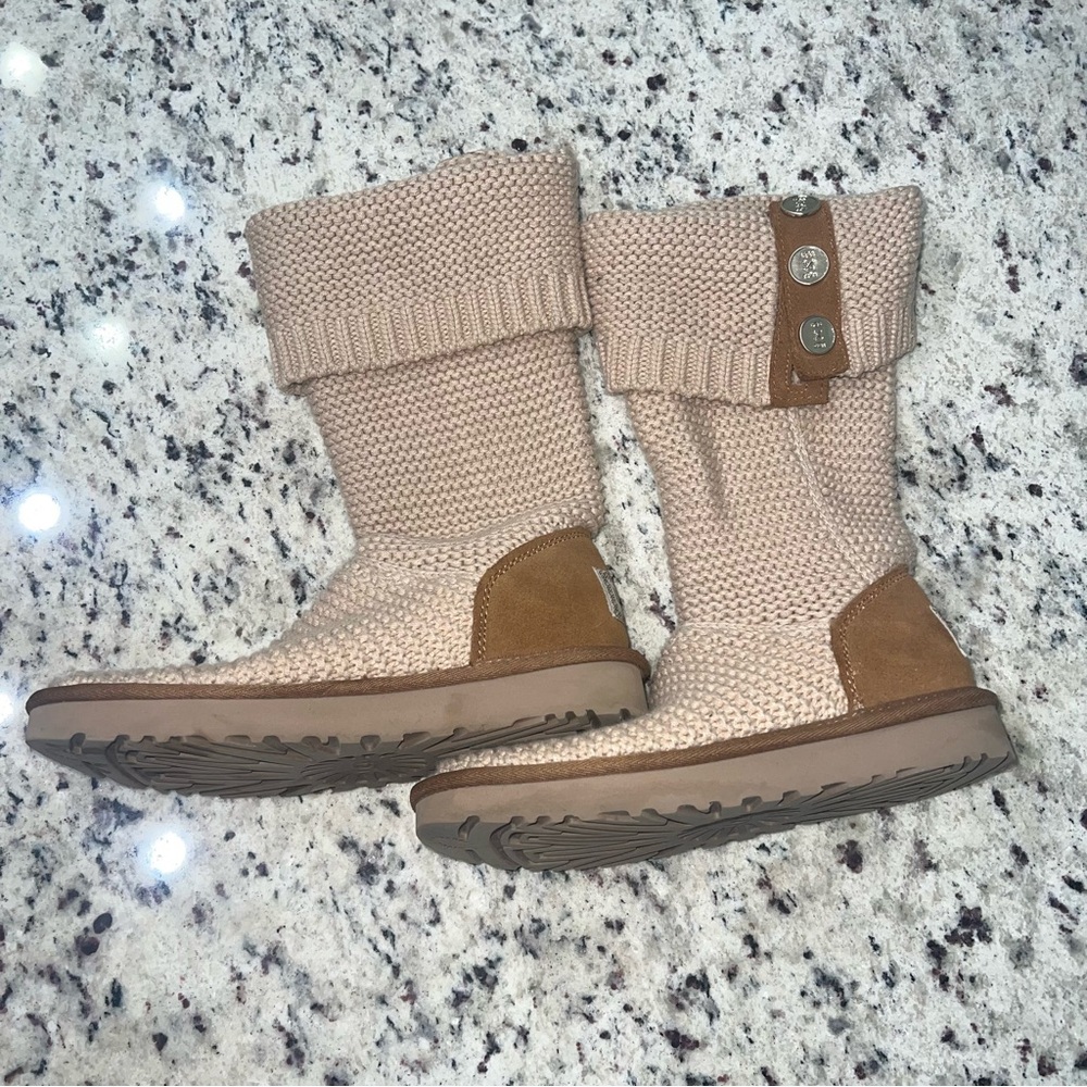 UGG
Purl Cardy Knit Boot size 6